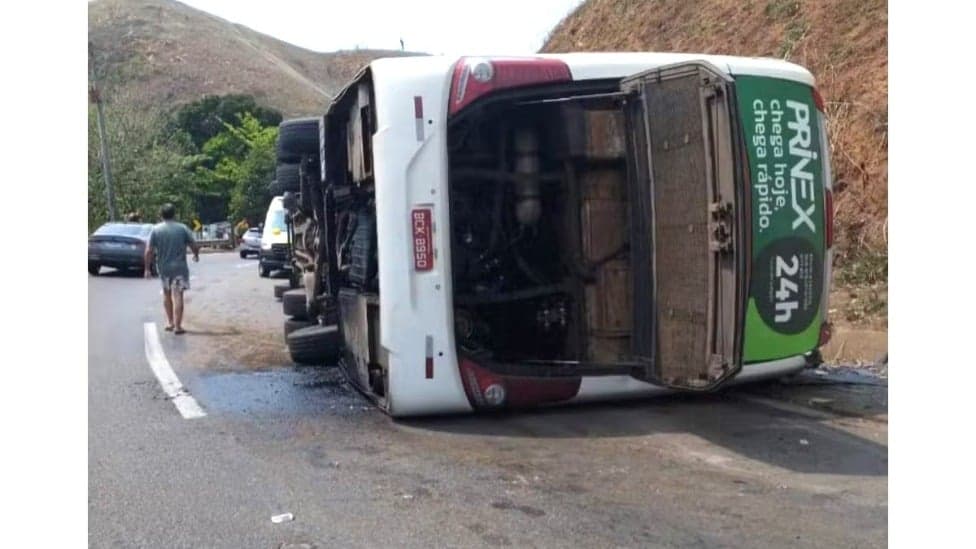 Tragédia no Rio de Janeiro: Ônibus com time de futebol americano tomba e deixa três mortos