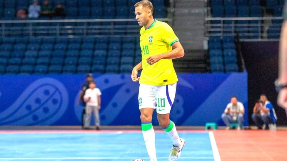 Pito, jogador brasileiro, é eleito o melhor do mundo no futsal antes da Copa