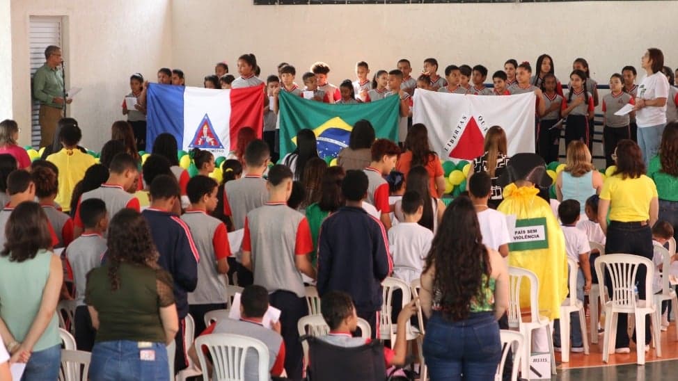 Escolas participam de Momento Cívico alusivo ao 7 de Setembro em Timóteo