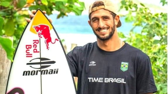  'Oscar do surfe' homenageia surfista brasileiro Lucas Chumbo com duas indicações