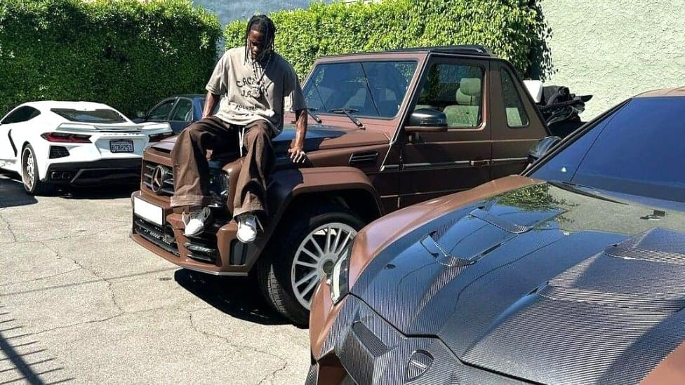 Coleção de supercarros de Travis Scott impressiona no Rock in Rio 2024 com veículos personalizados em marrom