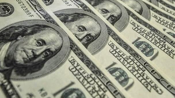 Dólar atinge R$ 5,61 e registra maior valor em um mês