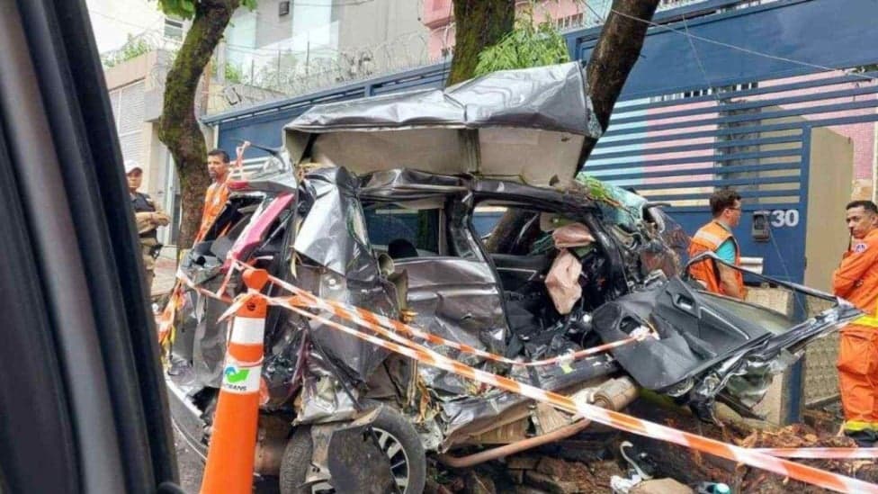 Duas pessoas morrem em carro prensado por ônibus do Move em MG 