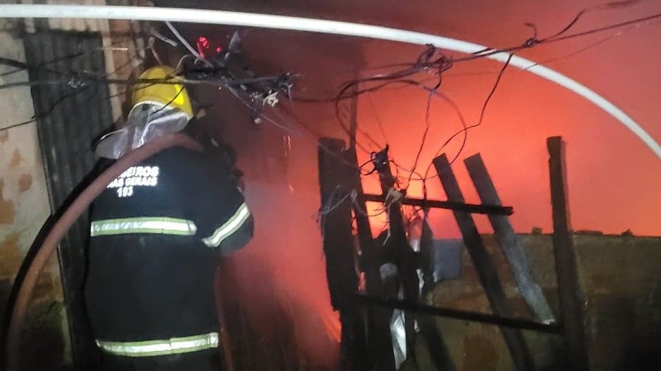 Incêndio de grandes proporções destrói residência em Coronel Fabriciano