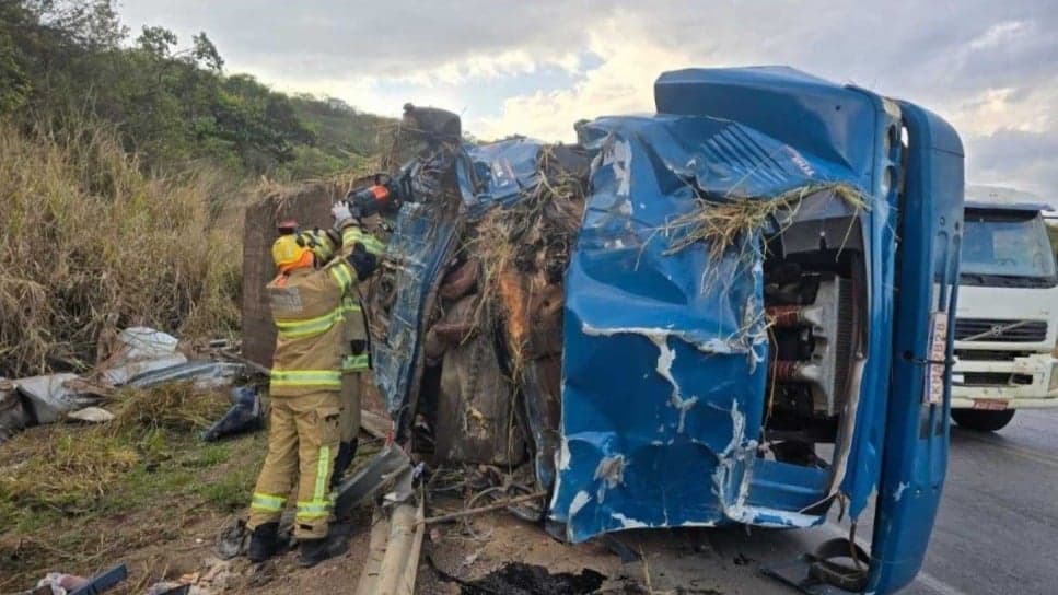 Motorista perde a vida após caminhão capotar na BR-251 em Minas Gerais