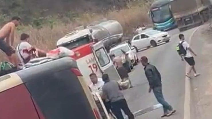 Acidente com ônibus de formandos deixa diversos feridos em MG