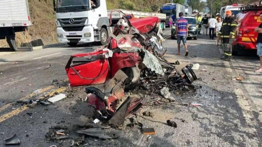 Motorista morre em colisão frontal com caminhão na BR-116 em Minas Gerais