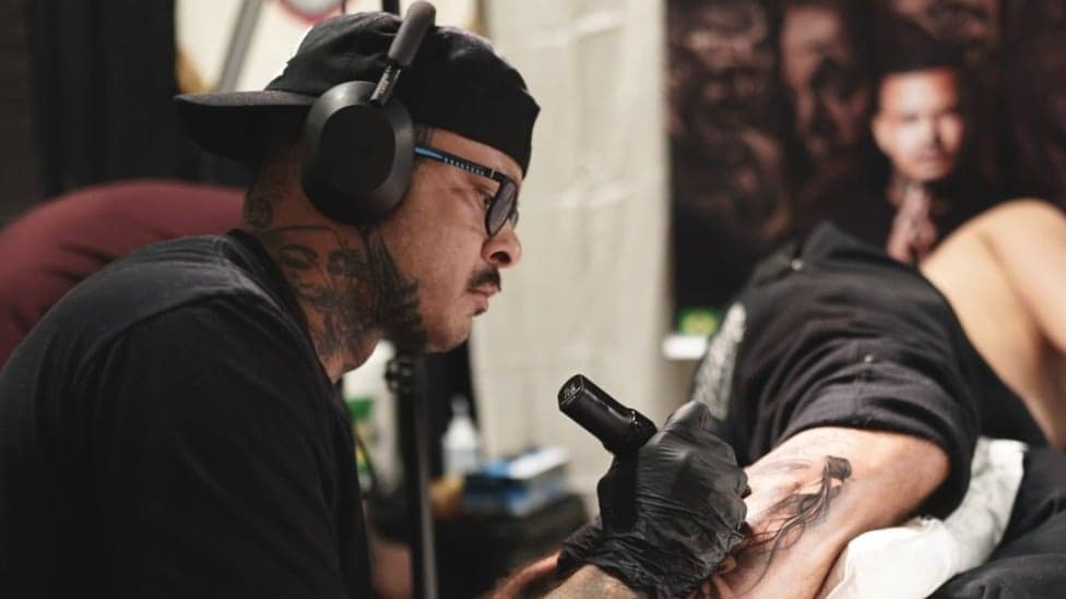 Tatuador de Ipatinga, Italo Nanais, conquista prêmio de melhor tatuagem em convenção de Boston