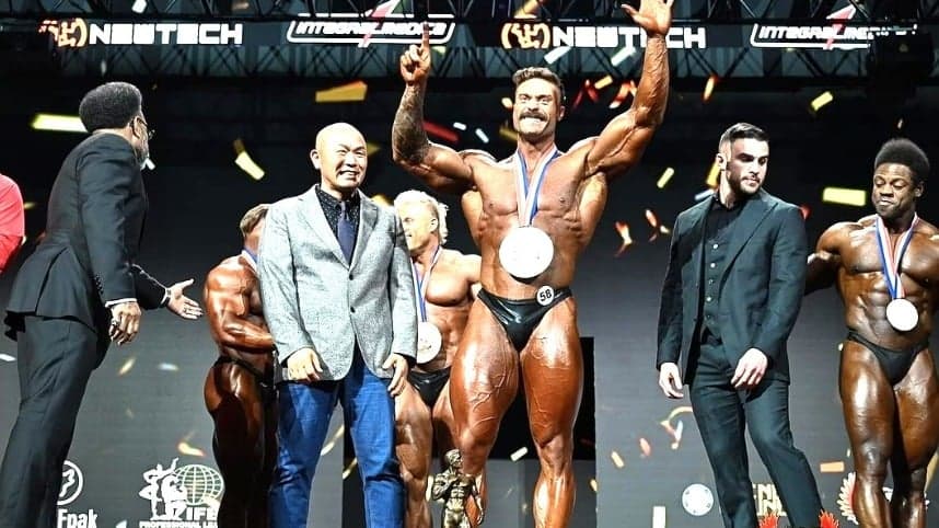 Chris Bumstead conquista sexto título no Mr. Olympia e anuncia aposentadoria