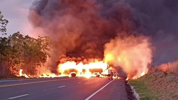 Explosão de caminhão-tanque interrompe BR-135 após acidente em Minas Gerais