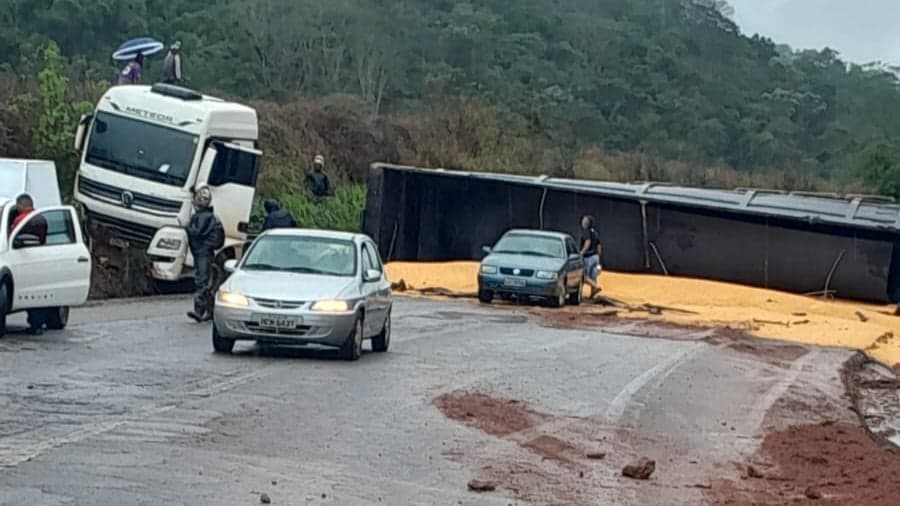 Vídeo: carreta de Milho Tomba e Fecha Estrada de Acesso a São Domingos do Prata