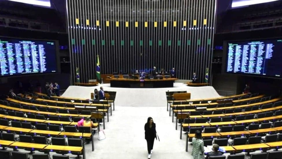 Troca de carpetes na câmara dos deputados custará R$ 2,3 milhões