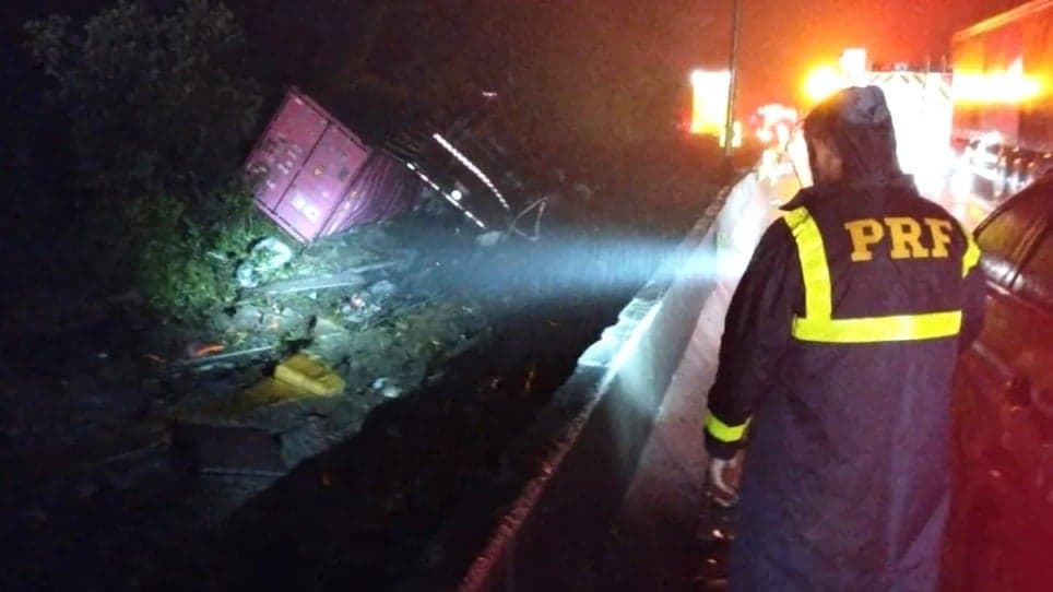 Carreta tomba sobre van e causa mortes de atletas de remo na BR-376