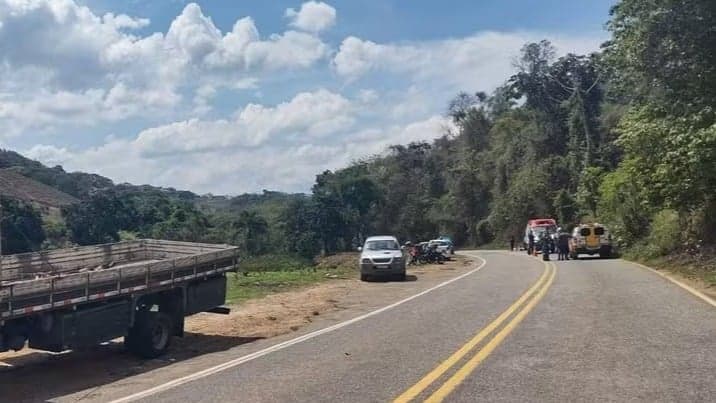 Jovem de 18 anos morre em colisão entre caminhão e moto na MG-111