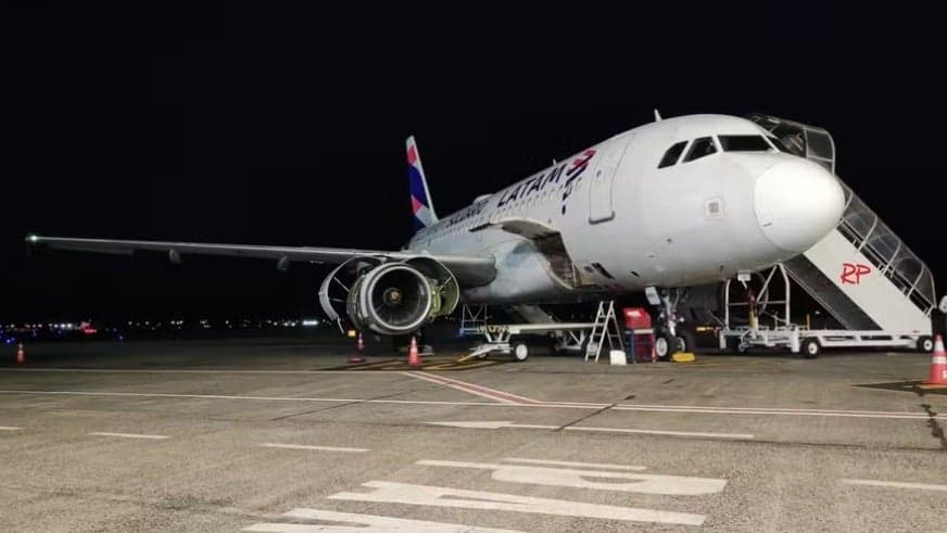 Avião retorna ao aeroporto após colidir com pássaros em Uberlândia