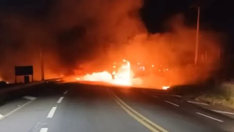 Ônibus invade contramão, bate em caminhão; dois mortos e 17 feridos em SP