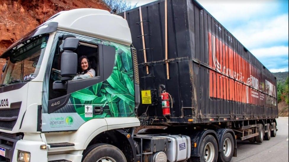 Fundação Aperam abre inscrições para mulheres que desejam ser motoristas de carreta