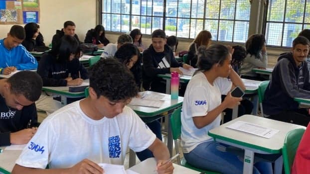 Estudantes da rede pública de Minas Gerais fazem último teste de redação antes do Enem