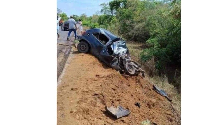 Colisão entre carro e caminhão mata quatro pessoas no norte de minas