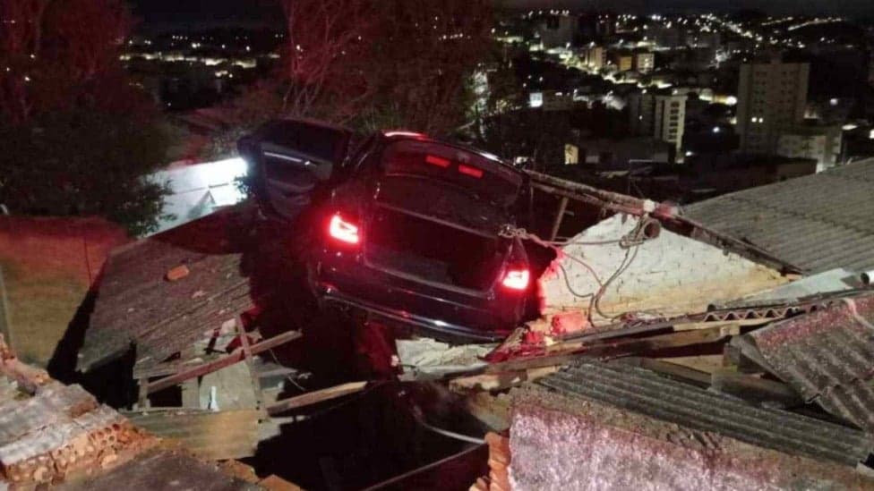 Carro cai em cima de telhado de casa em MG 