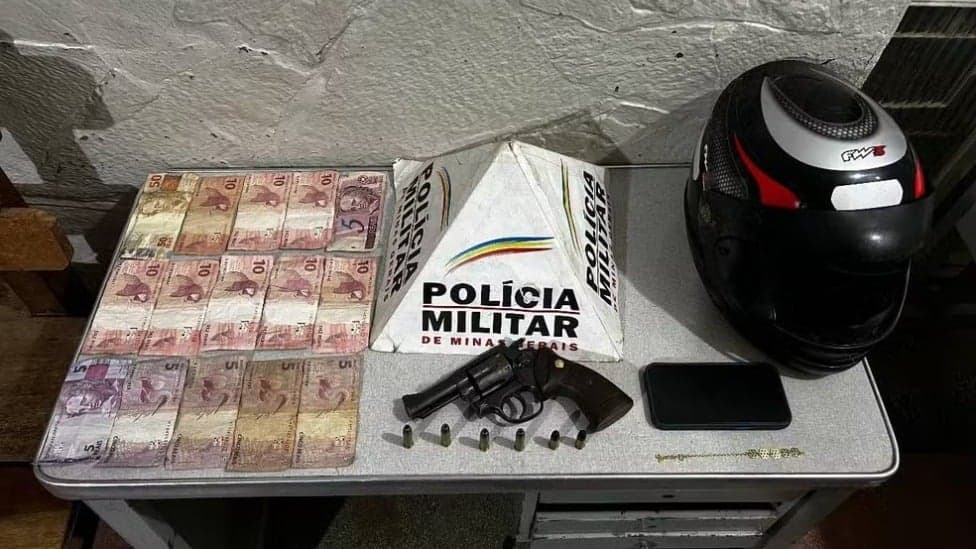 Homem usa sacola para cobrir placa de moto, assalta duas distribuidoras e é preso em MG