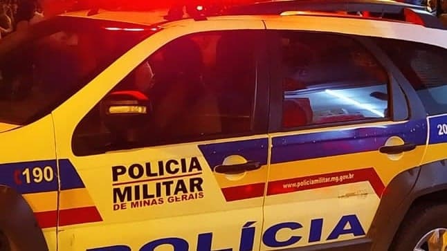 Jovem é assassinado a tiros em escadaria de prédio em Caratinga