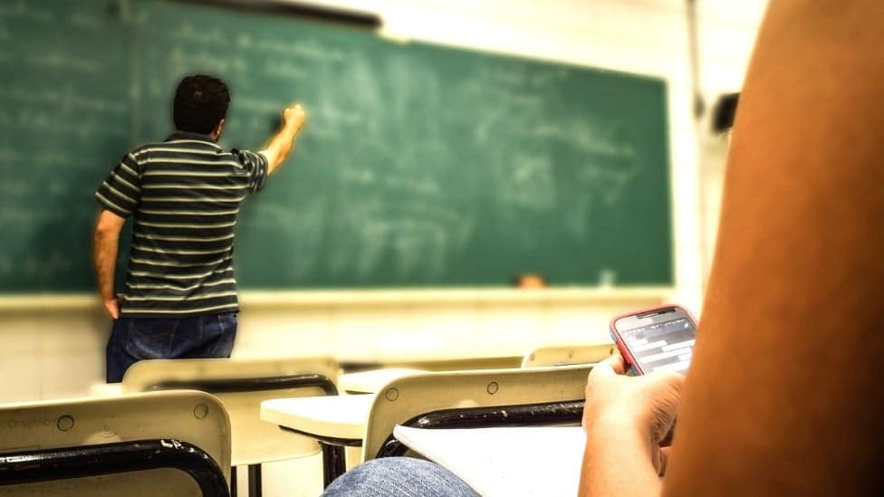 Proposta na Câmara quer proibir uso de celulares em escolas, inclusive no recreio