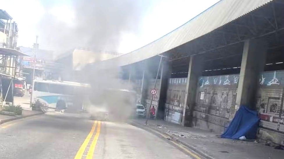 Três ônibus são sequestrados por criminosos e usados como barricadas na zona norte do Rio