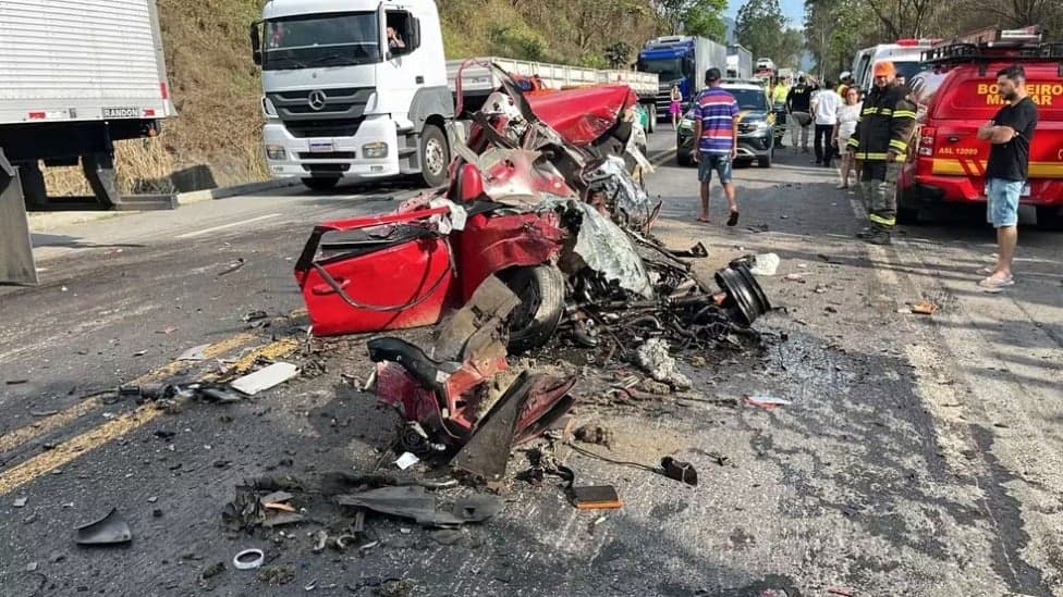 Motorista morre após bater de frente com caminhão em São João do Manhuaçu