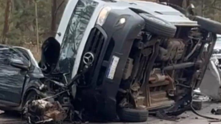 Acidente entre ônibus, van e carro causa morte e interdita BR-040