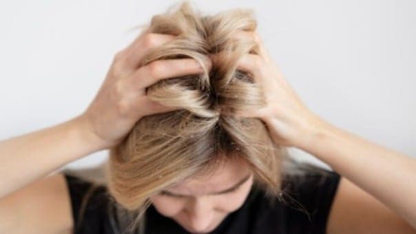 Mulher tem cabelo infestado de piolhos após colocar mega-hair em salão