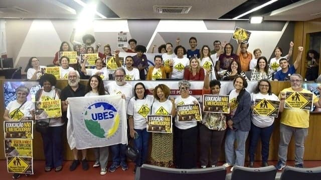 Debate sobre privatização do ensino público revela irregularidades e impactos na educação em Minas Gerais