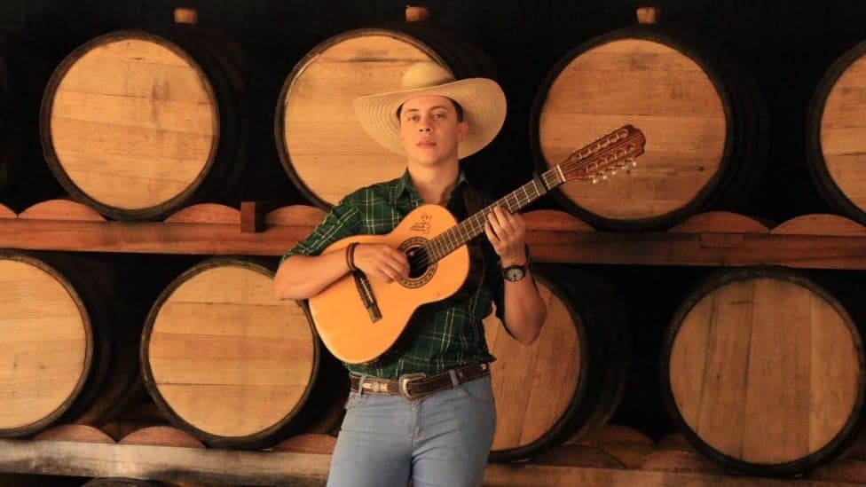 Cantor ipatinguense Hyuri Luna lança videoclipe que celebra as tradições de Minas Gerais