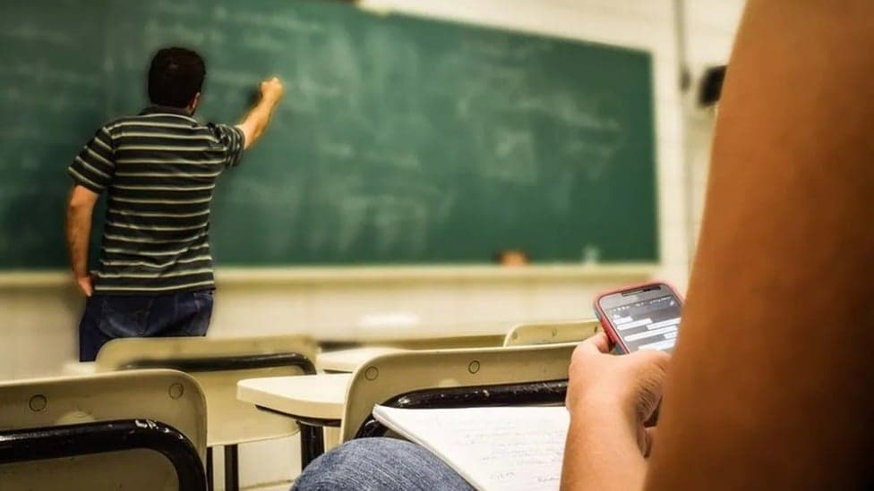 Especialistas e educadores debatem proibição de celulares nas escolas de BH