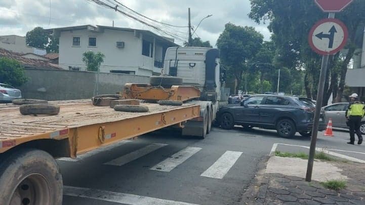 Vídeo: carro colide com carreta e trânsito é interditado em avenida de Ipatinga