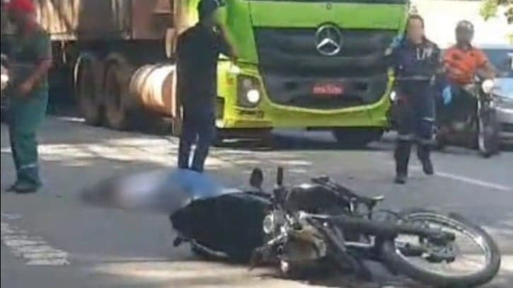 Professora morre em acidente entre moto e caminhão na BR-381 em Ipatinga