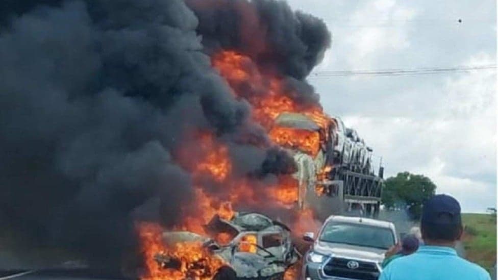 Carreta bate em carros parados, e três pessoas morrem carbonizadas em MG 