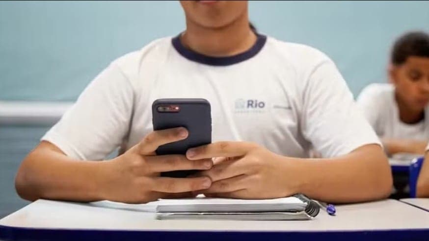 Comissão da Câmara aprova proibição de celulares nas escolas