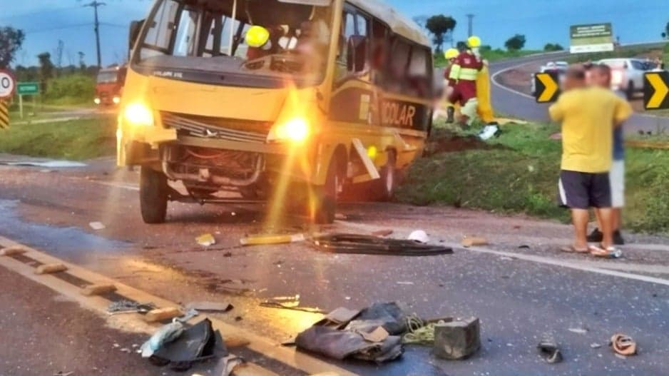 Duas jogadoras de futebol morrem em acidente entre micro-ônibus e carreta no Mato Grosso do Sul