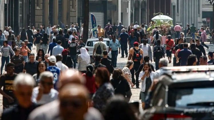 Brasil reduz pobreza e extrema pobreza ao menor nível da década, aponta IBGE