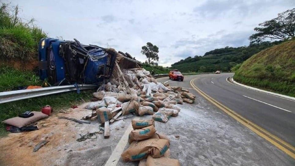 Caminhão perde freios, capota e interdita BR-146 em Minas Gerais