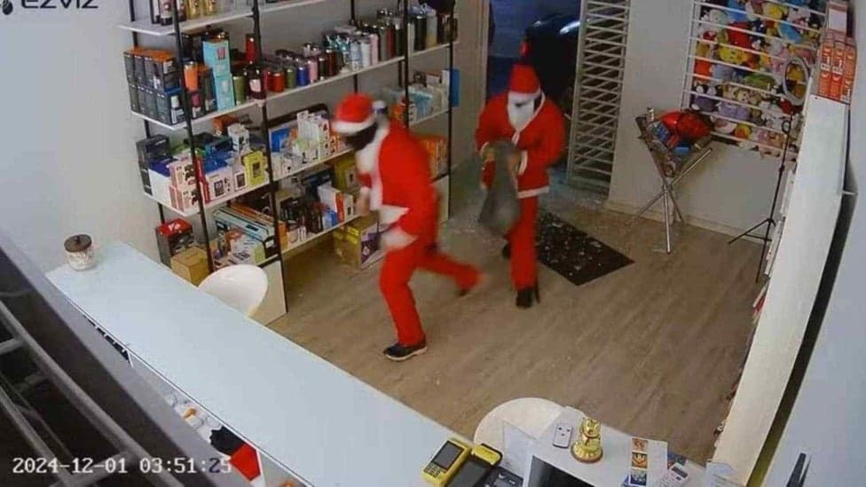 Vídeo: Criminosos vestidos de Papai Noel furtam loja de eletrônicos em MG 