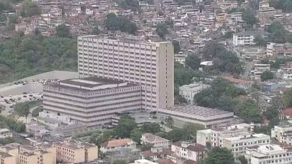 Médica é baleada na cabeça dentro do Hospital Marcílio Dias, no Rio de Janeiro, durante operação policial no Lins