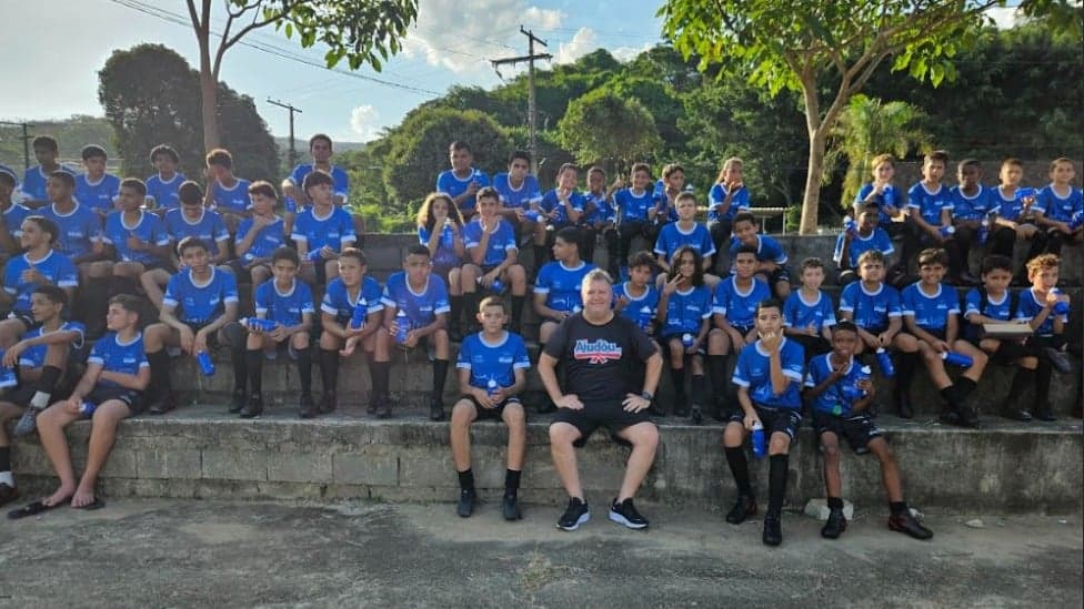 Ajudôu e Emalto entregam uniformes gratuitos para alunos de projeto de futebol em Timóteo