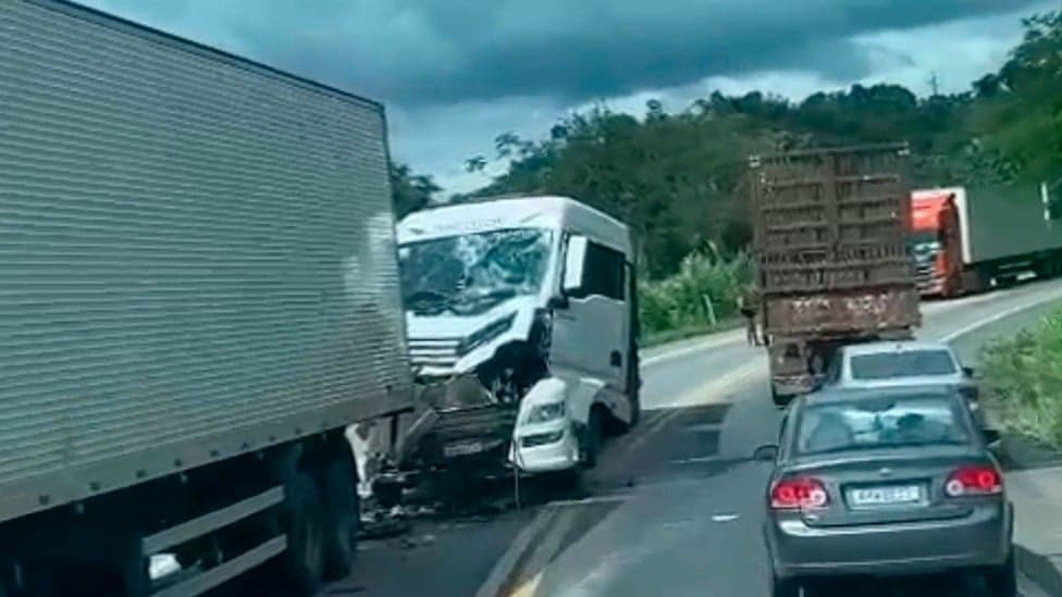 Acidente entre carretas causa lentidão na BR-381 em Santana do Paraíso