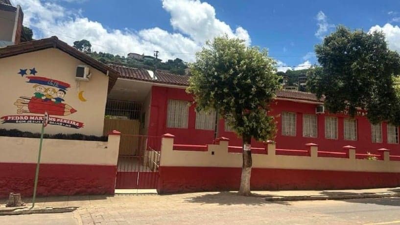 Pais e professores se unem contra municipalização de escola estadual em Bom Jesus do Galho