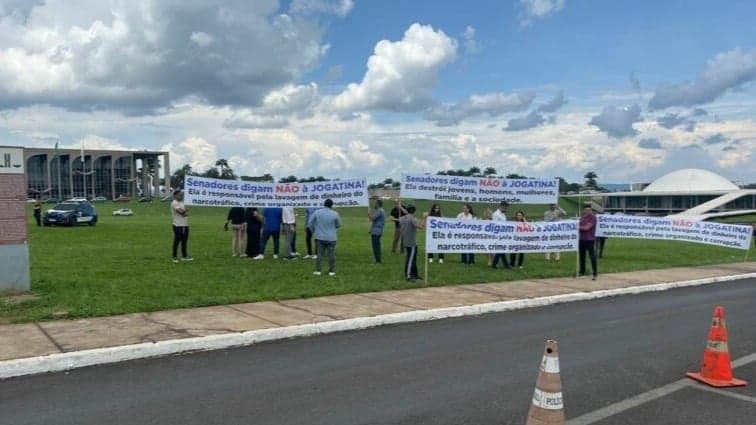 Fiéis da ADVEC protestam contra legalização de jogos de azar em frente ao Senado