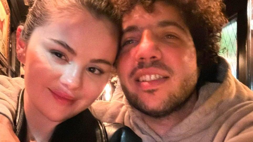 Benny Blanco, namorado de Selena Gomez, admite que não toma banho todos os dias e diz chorar no chuveiro
