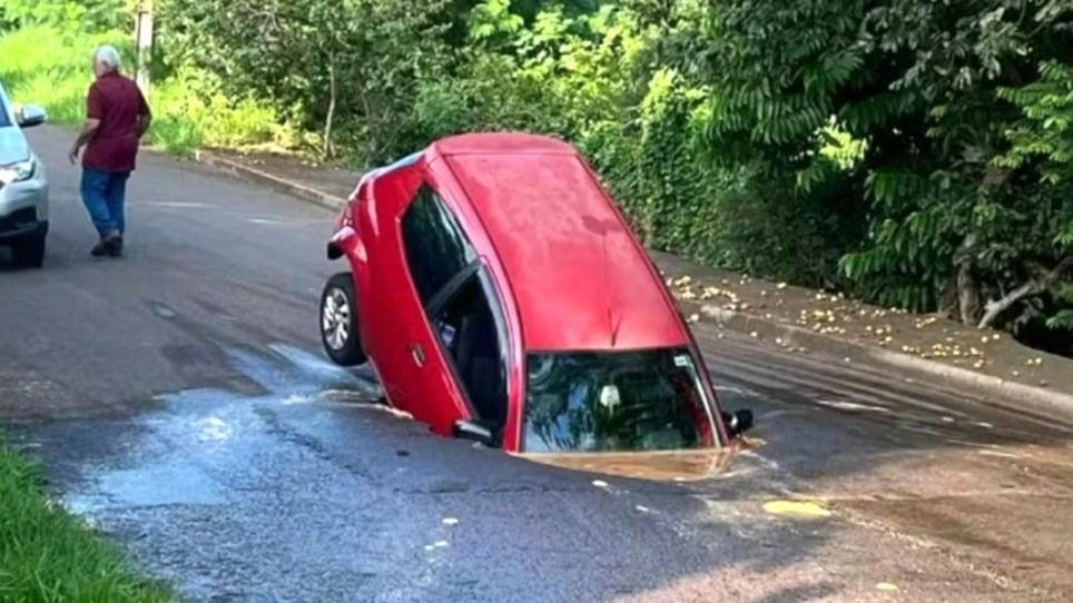 Carro cai em buraco enquanto pai levava filho para creche no Paraná