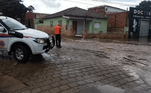 Chuva intensa causa alagamentos e deslizamento de terra em Avaré